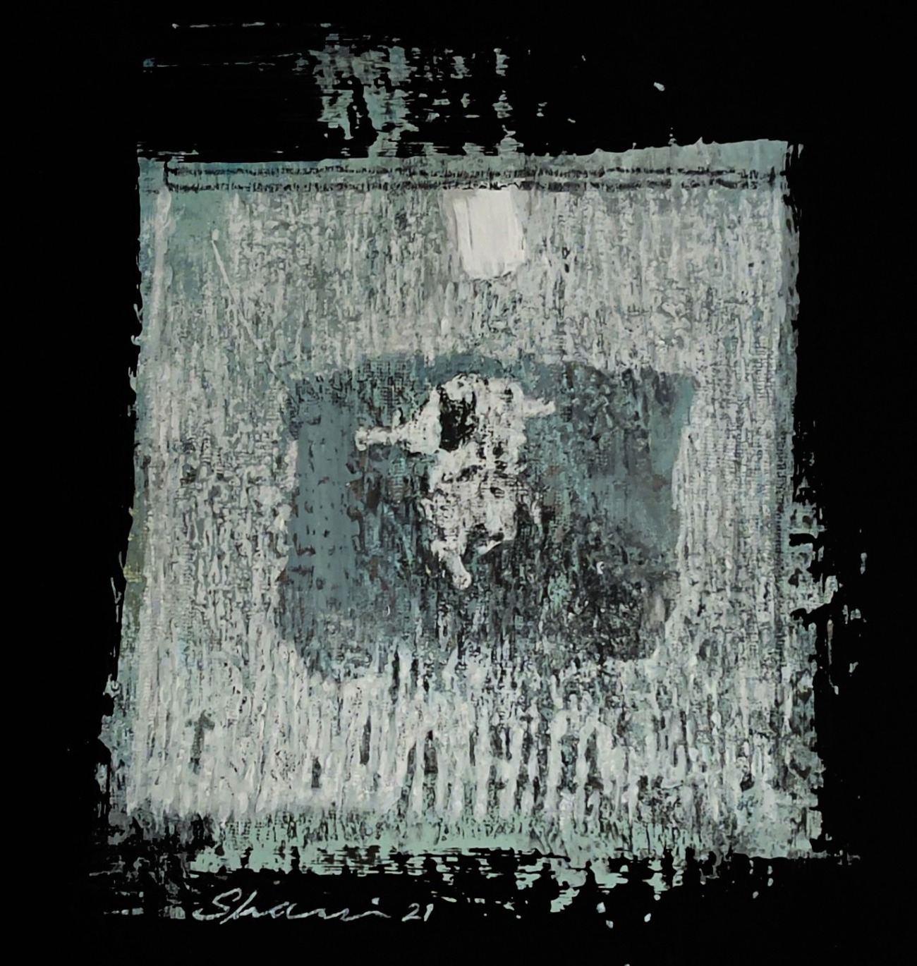 Gelaagde blauwgrijze compositie in een licht vlak op zwarte achtergrond